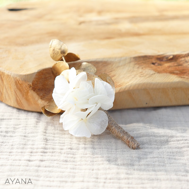 Boutonniere en fleurs stabilisees Dignite